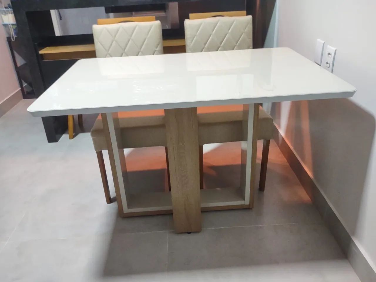 Mesa de Jantar Branca com 4 Cadeiras de madeira  - Foto 2