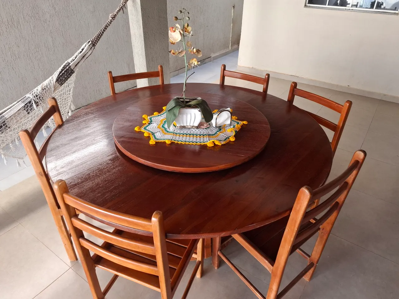 Mesa de jantar redonda com 6 cadeiras