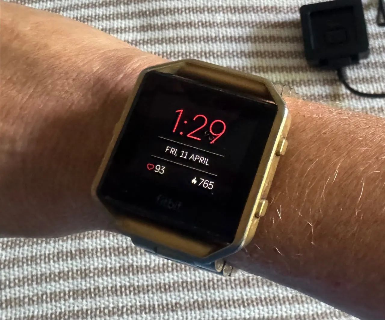 Google Fitbit Blaze com pulseira preta original + 2 douradas + 1 prateada+ 2 carregadores.