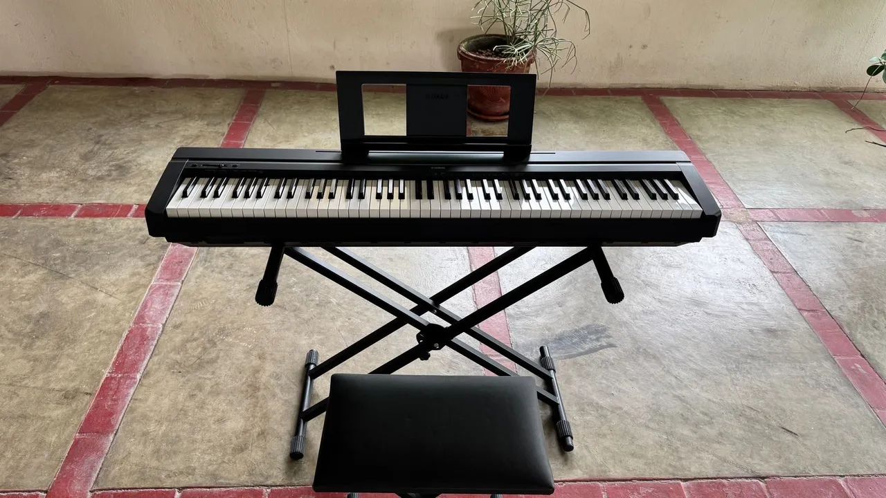Piano Yamaha P45B com banqueta, apoio e capa. Somente retirada no local. 