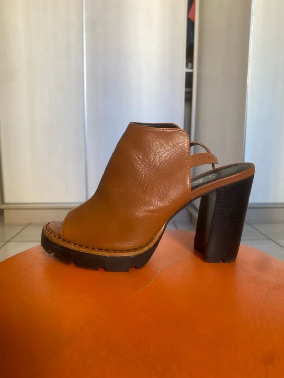 Sandália Ankle boot peep toe tratorada CARRANO marrom - Foto 5