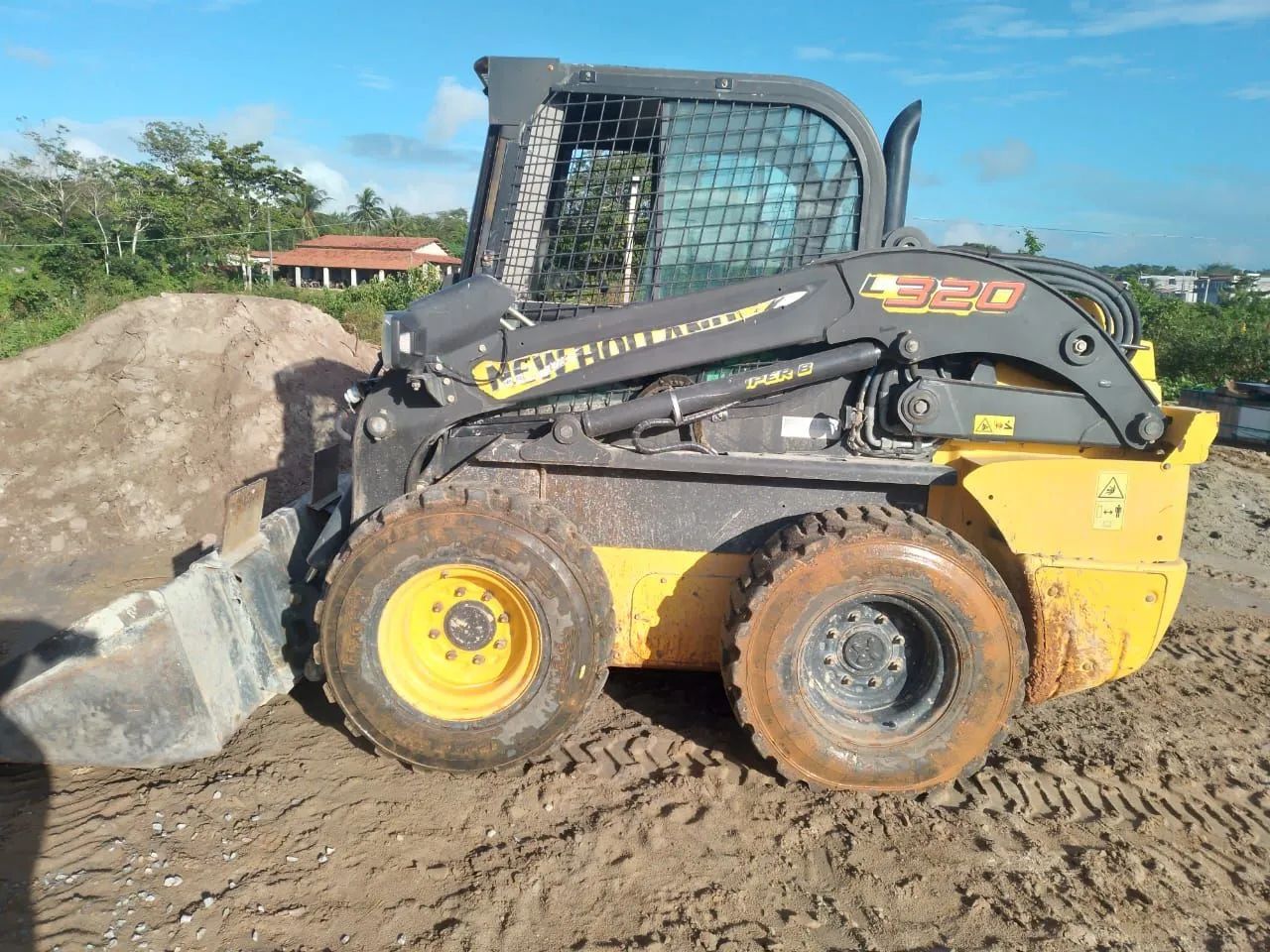 Mini Carregadeira New Holland L320