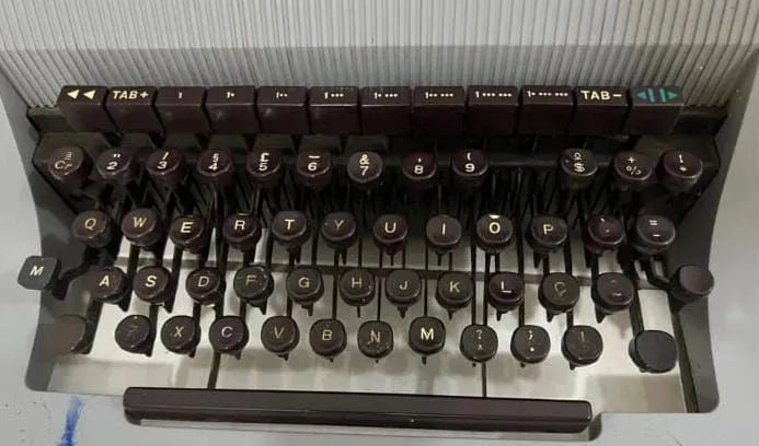 Máquina de escrever antiga Olivetti  - Foto 4