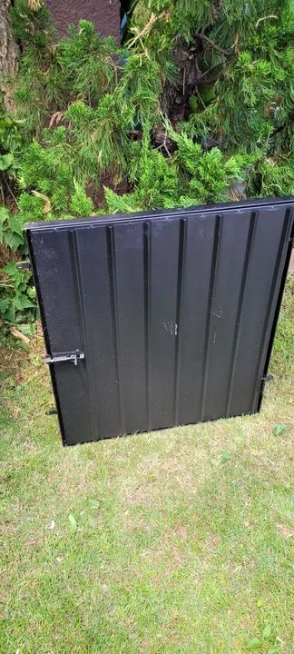 Porta de ferro com pintura de fundo preta, medindo 60 x 70 cm.  - Foto 4