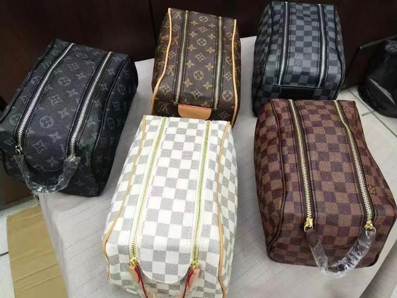 Necessaire de couro Louis Vuitton - Diversas Cores e Modelos