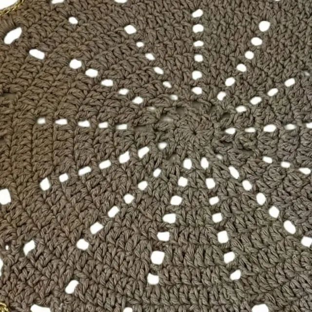 Par de Jogo Americano de Crochê Artesanal Cor Castanho com Bico em Fio Dourado 34cm - Foto 5