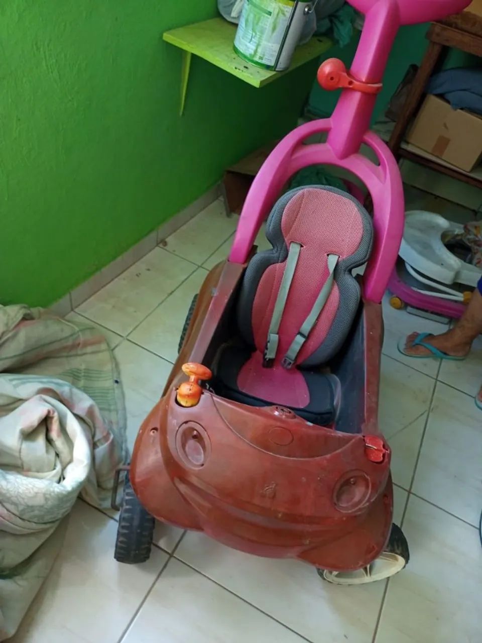 Carrinho de passeio vermelho com rosa