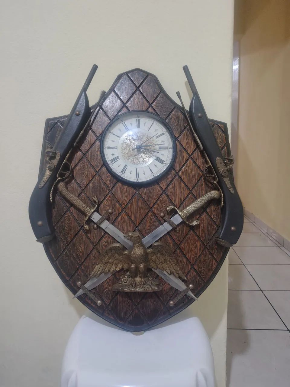 Um relógio antigo  - Foto 3