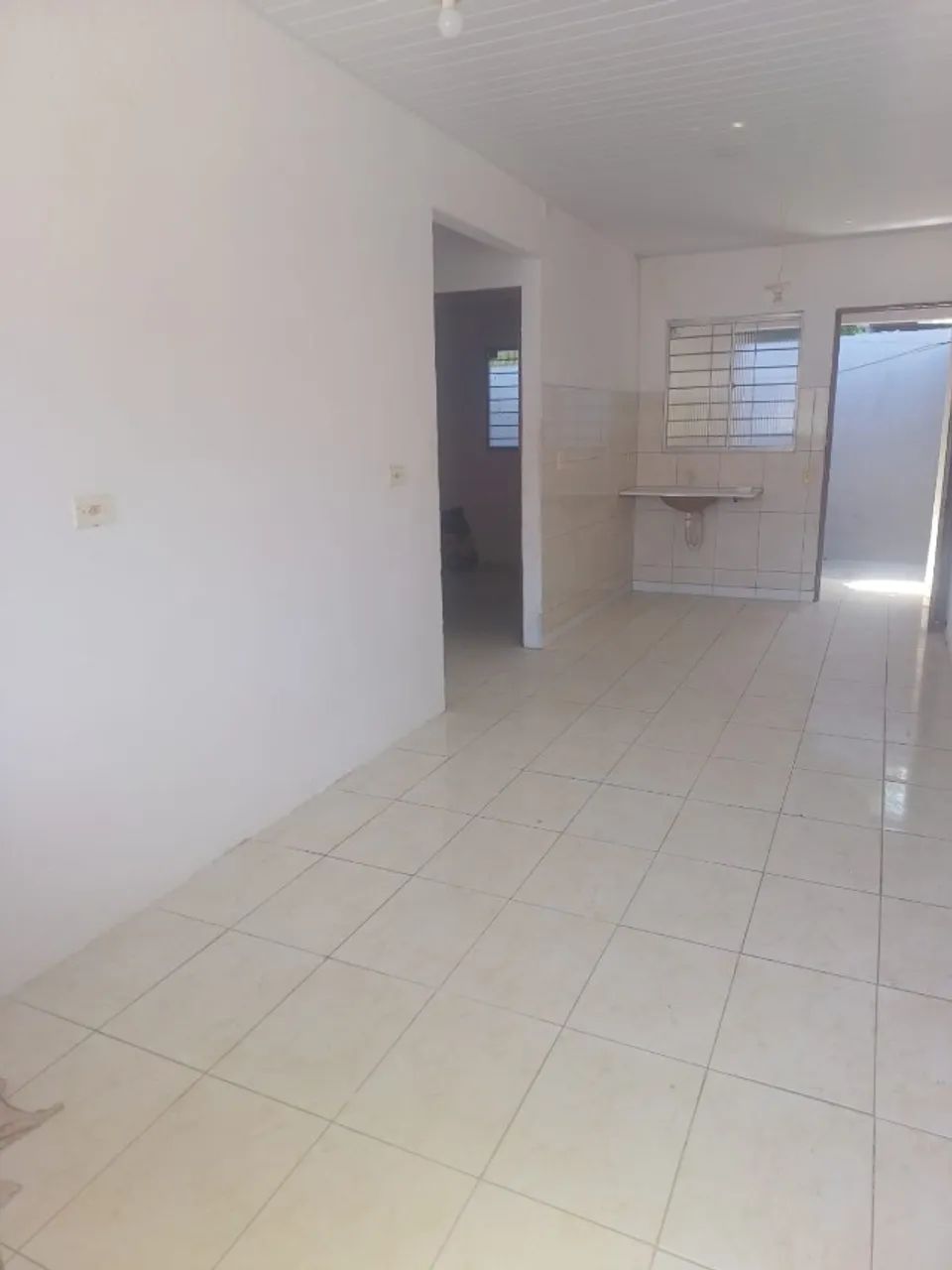 ALUGO EXCELENTE CASA COM 2 QUARTOS, GARAGEM e QUINTAL - Foto 4