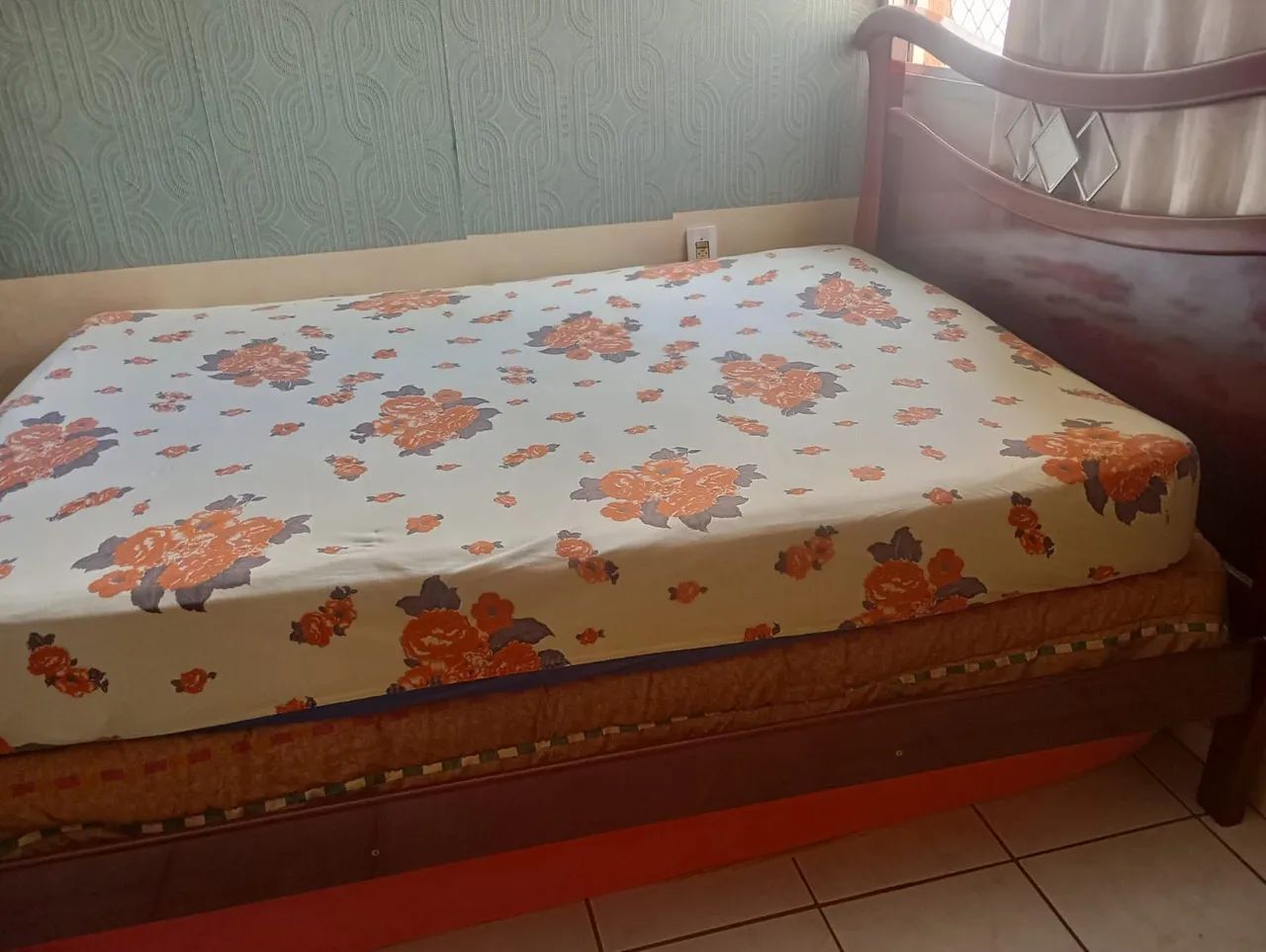 Cama de casal em madeira com colchão. - Foto 3