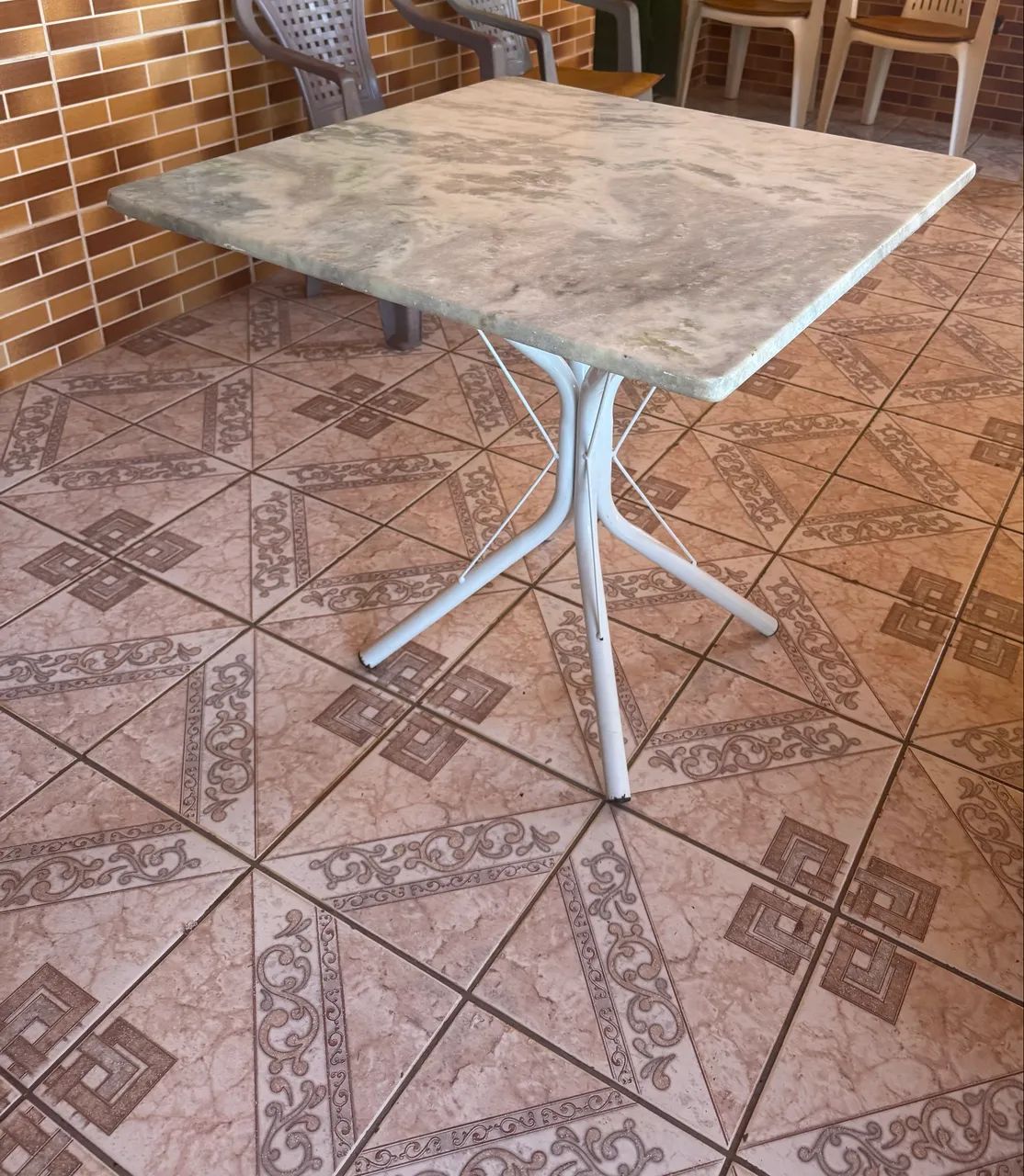 Mesa tampo de mármore com 4 cadeiras 