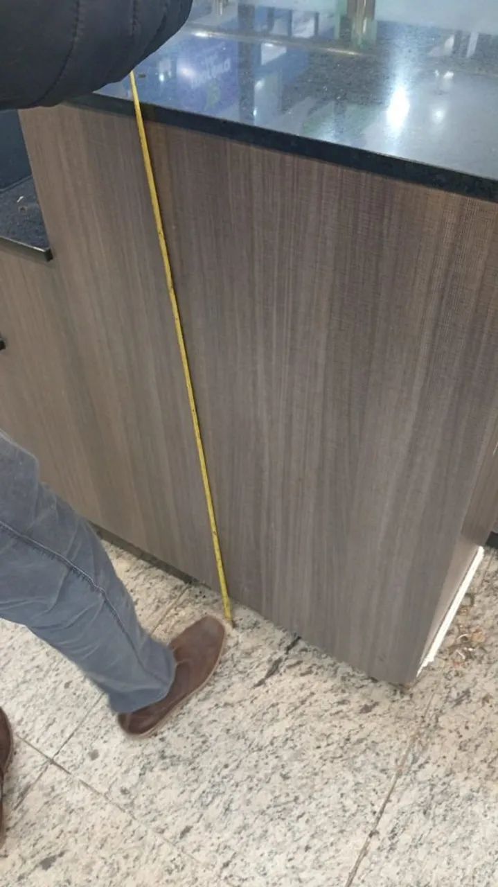 Mesa expositora para comércio , bem conservada 