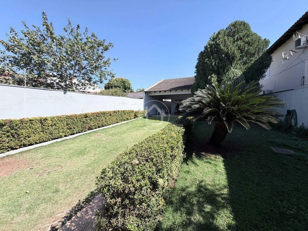 CASA COM 3 SUÍTES- ESCRITÓRIO-ESPAÇO PARA 5 CARROS - Foto 2