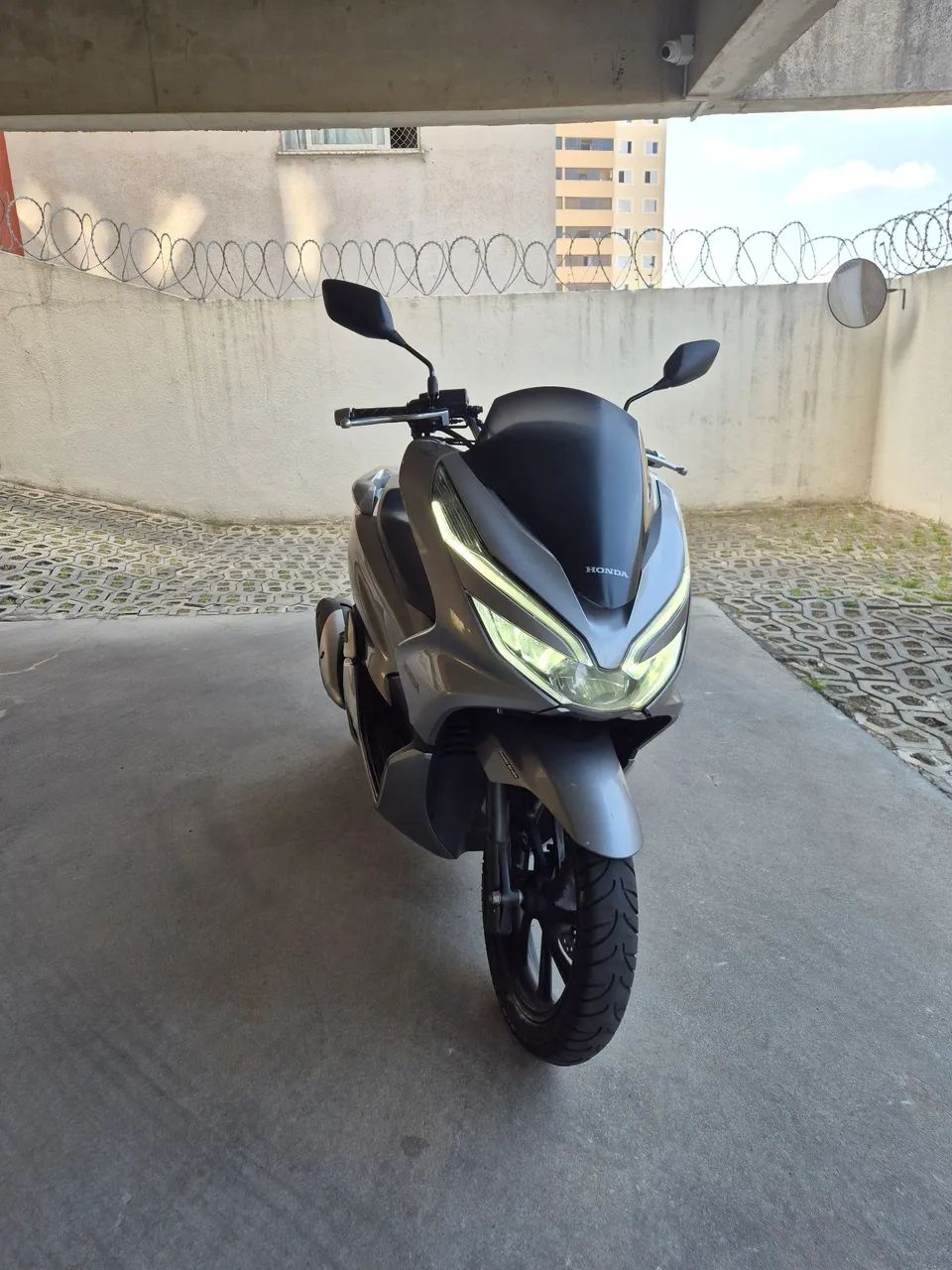 Honda PCX 150 de mulher e muito bem cuidada - Foto 2