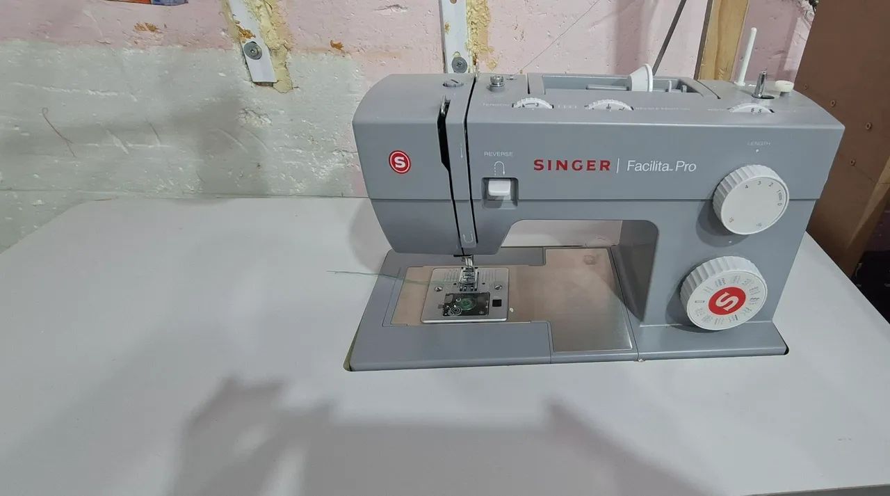 Maquina de costura singer facilita pro 4432 com mesa adaptada com pedal industrial - Foto 2