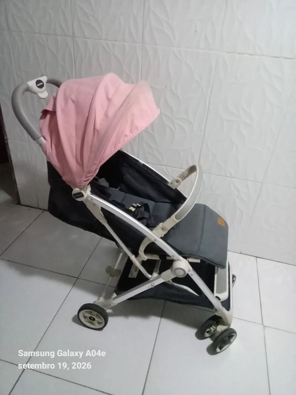 Carrinho de bebê semi novo compacto  - Foto 3