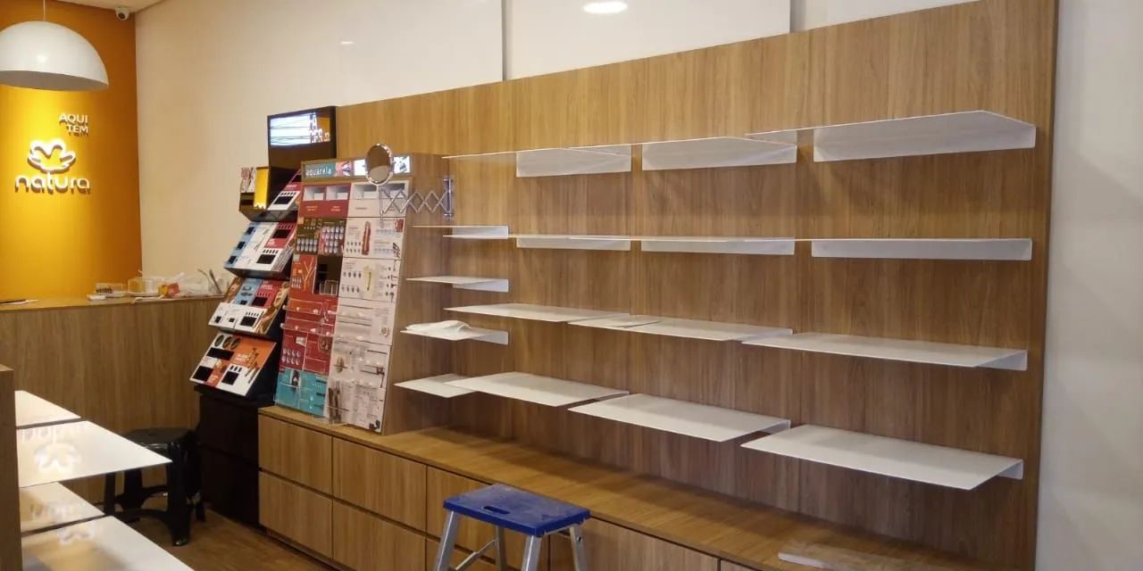Conjunto de Móveis, Prateleiras e Bancada p/ Exposição de Produtos - Foto 6