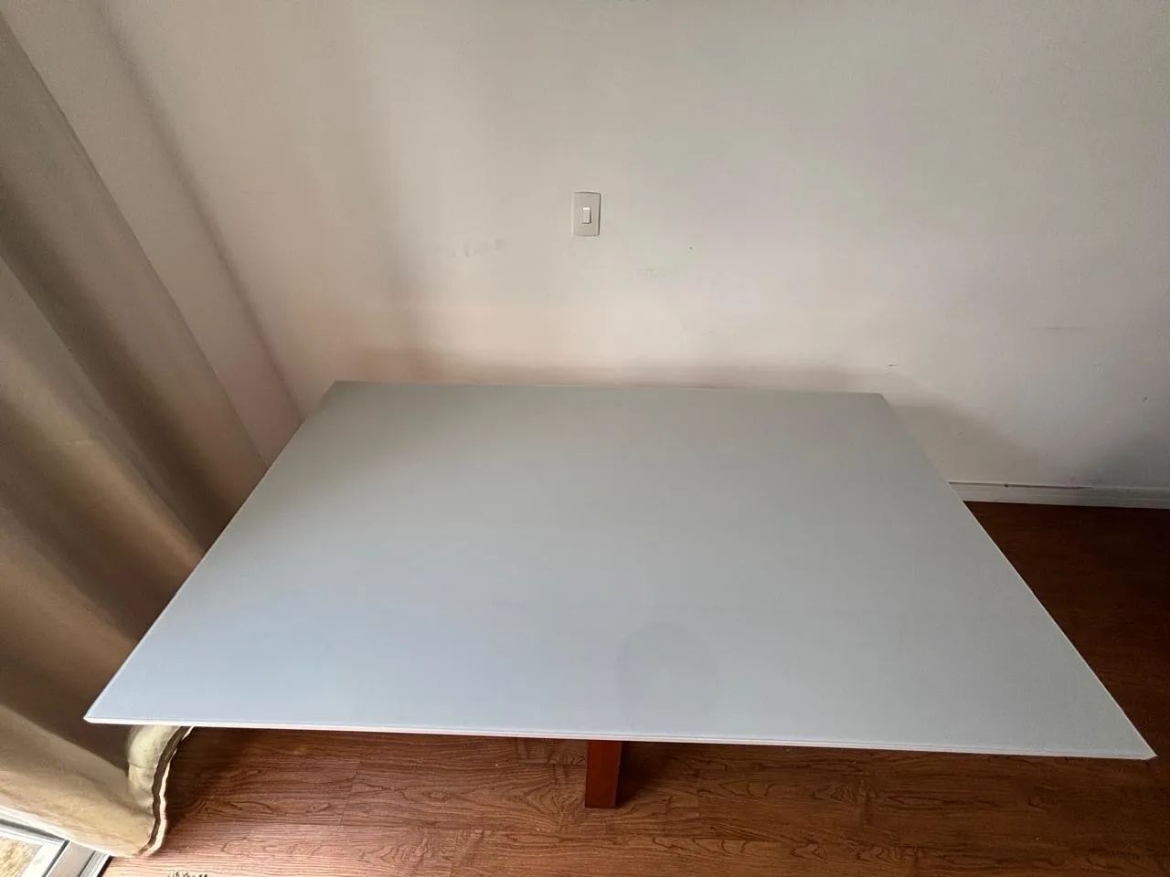 Mesa de Jantar Tampo Vidro Off-White Base Madeira - Excelente Estado - Foto 2