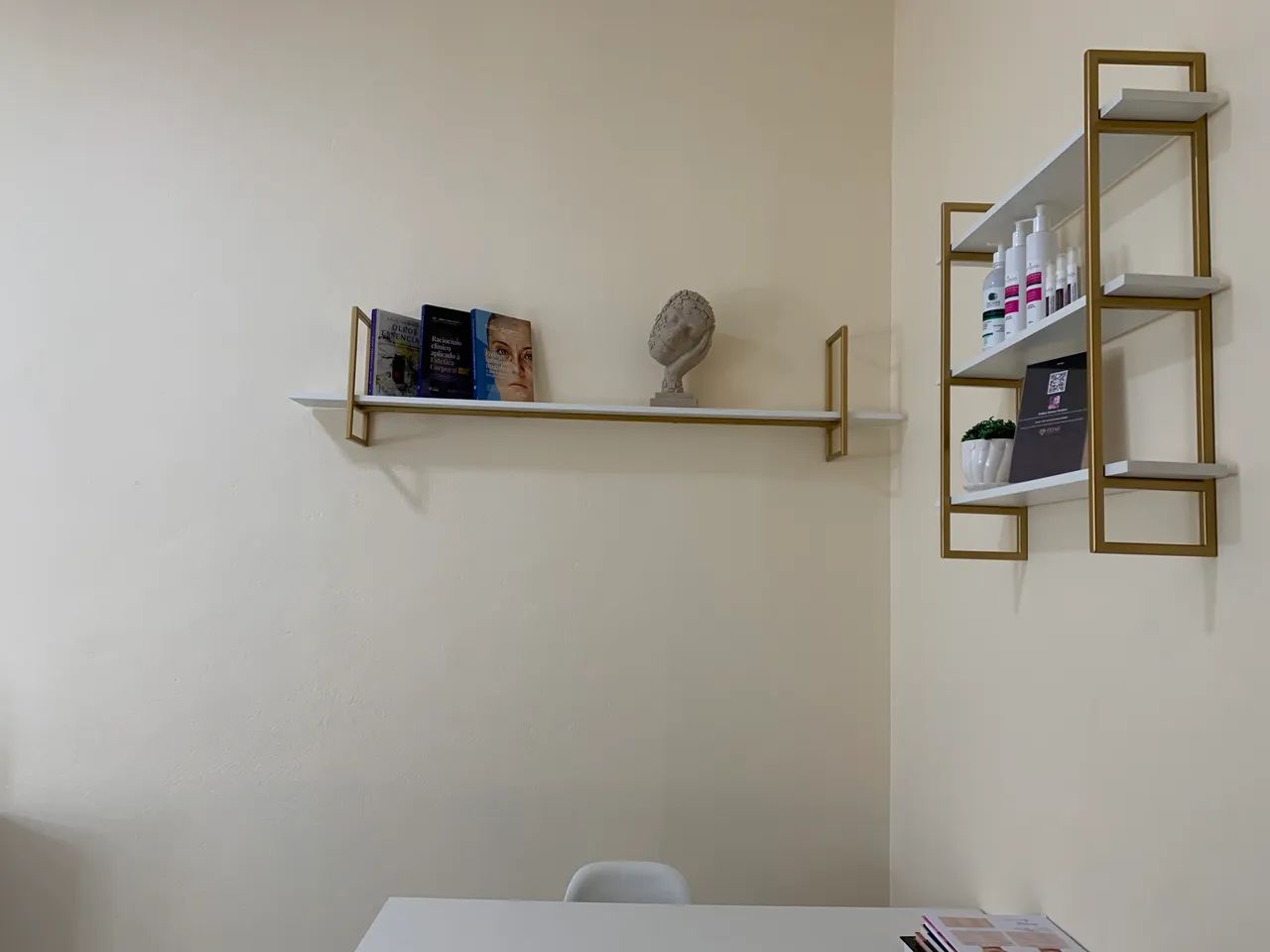 Mesa e prateleiras escritório ou clínica - Foto 3