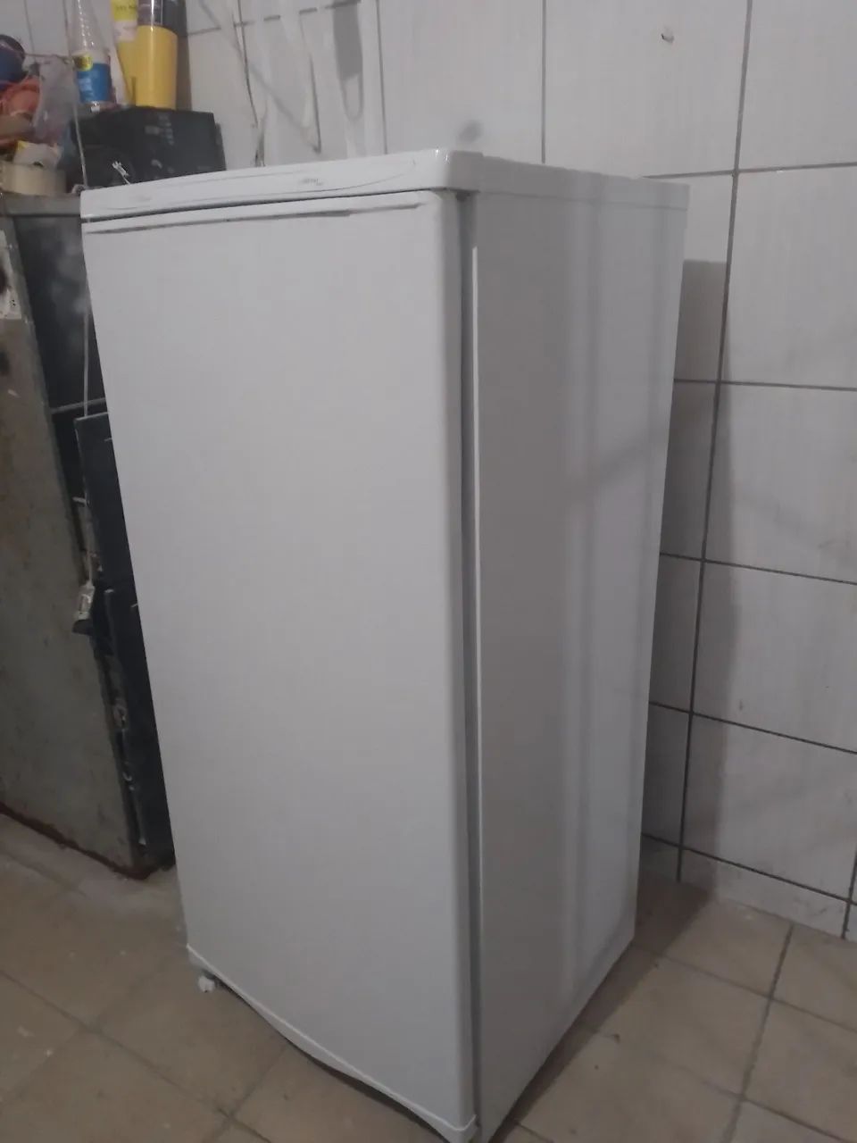 Geladeira pequena gelando muito  gás  original  ainda entrego  sem cobrar taxa - Foto 2