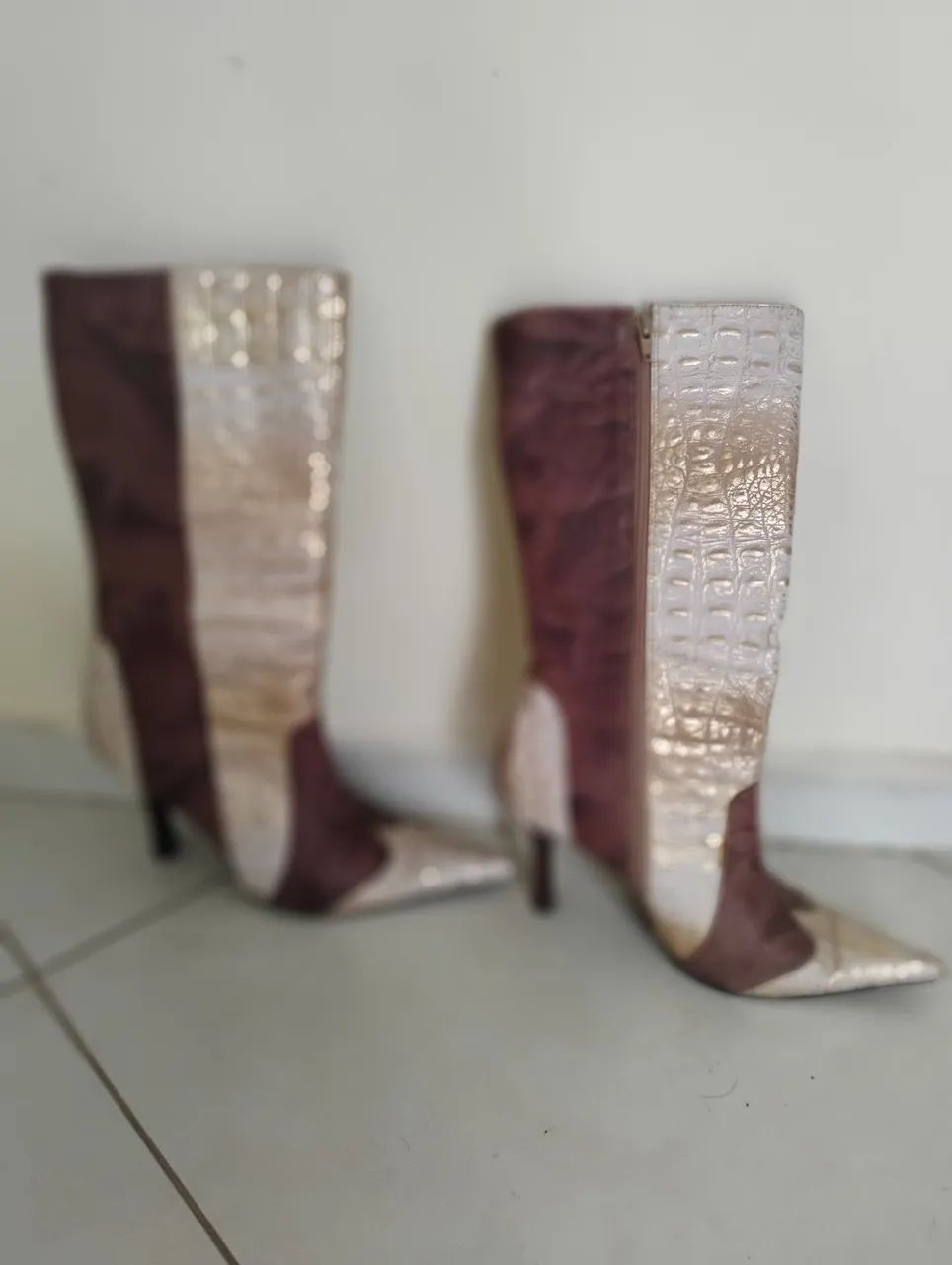 VENDO 1 BOTA FEMININA COURO