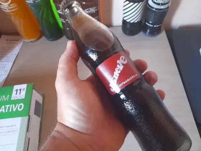 Conjunto de garrafas de refrigerantes antigas - algumas com oliquido original   - Foto 3