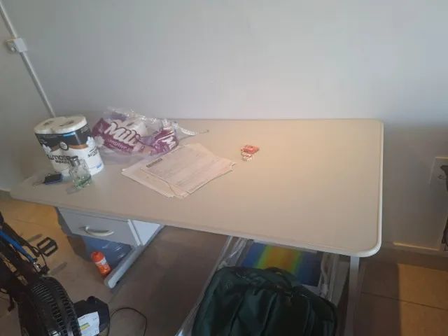 Mesa de escritório com gavetas - Foto 4