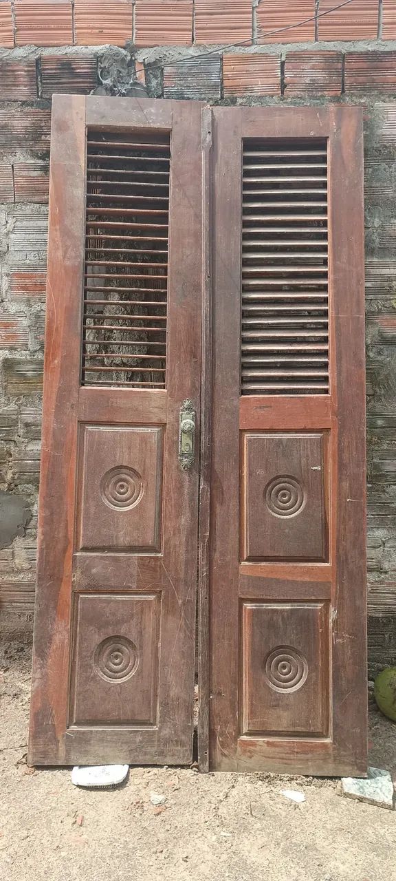 Vendo porta e janelas de madeira maciça 
