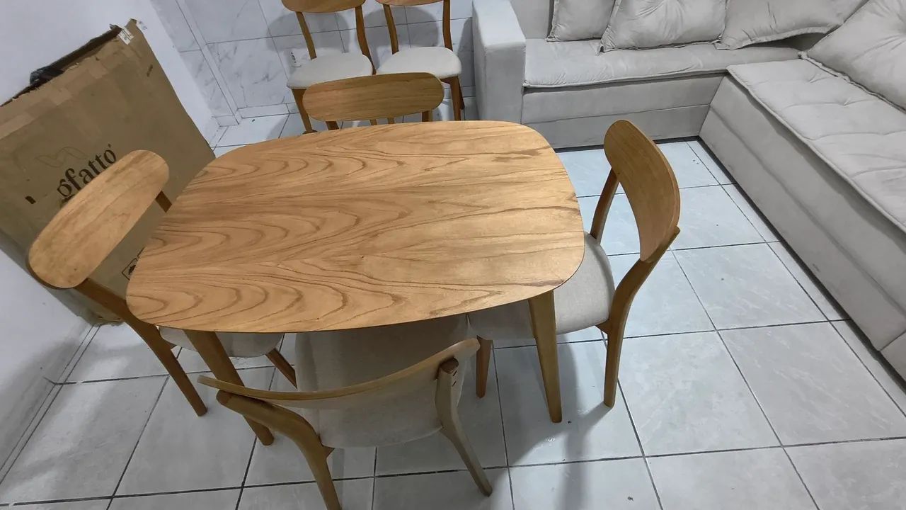 Mesa de madeira maçisa, de sala de jantar