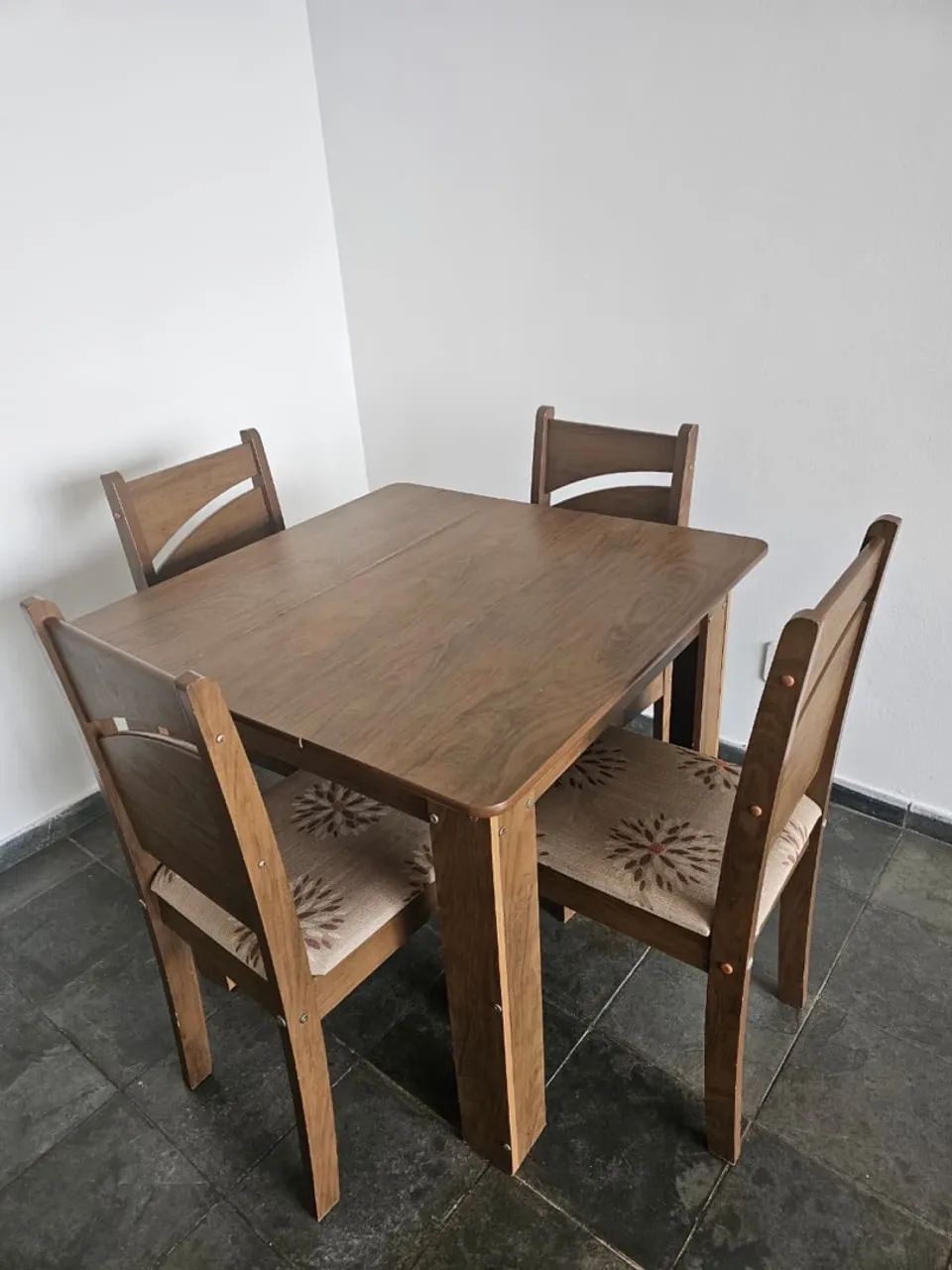 Mesa com 4 cadeiras