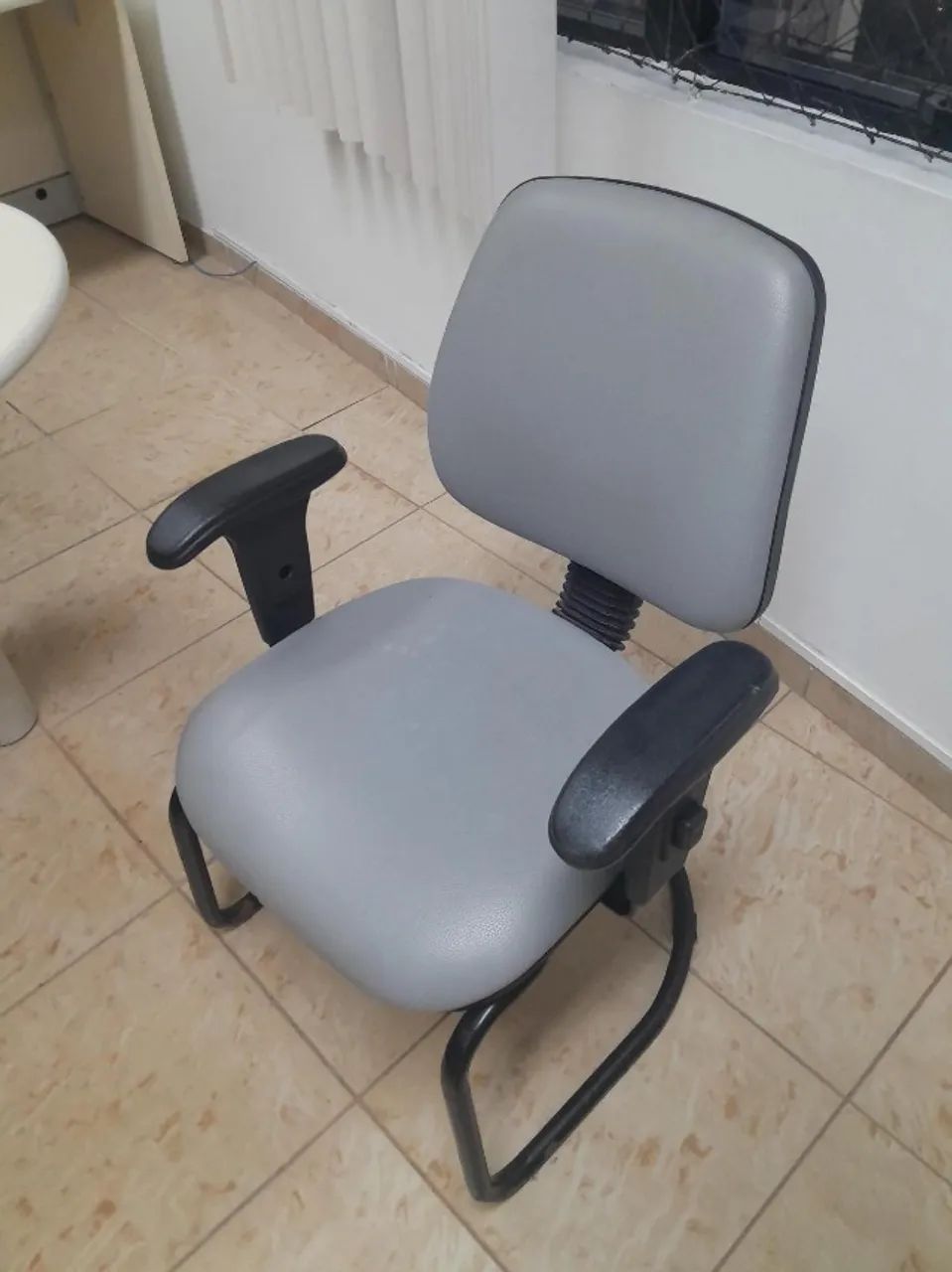 CADEIRA GIRATORIA e CADEIRA ANTI-DESLIZANTE - Foto 4