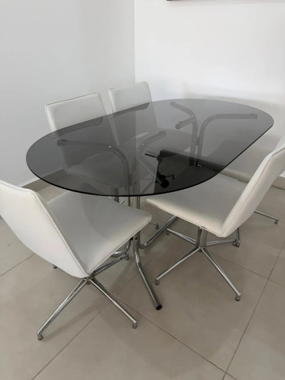 Mesa oval de vidro com base cromada + 5 cadeiras giratórias
