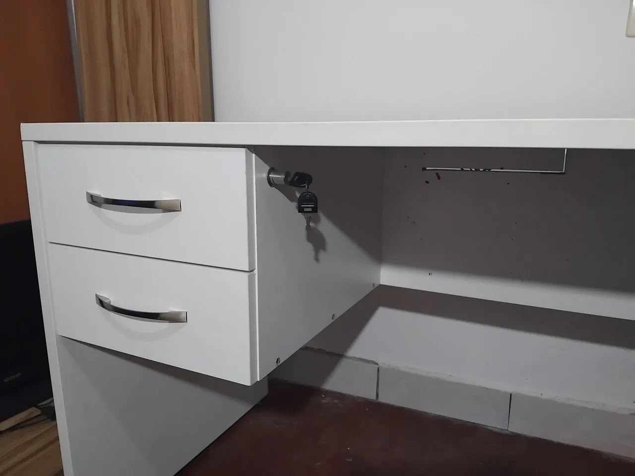 Mesa de escritorio branca ,e gaveta com chave - Foto 5