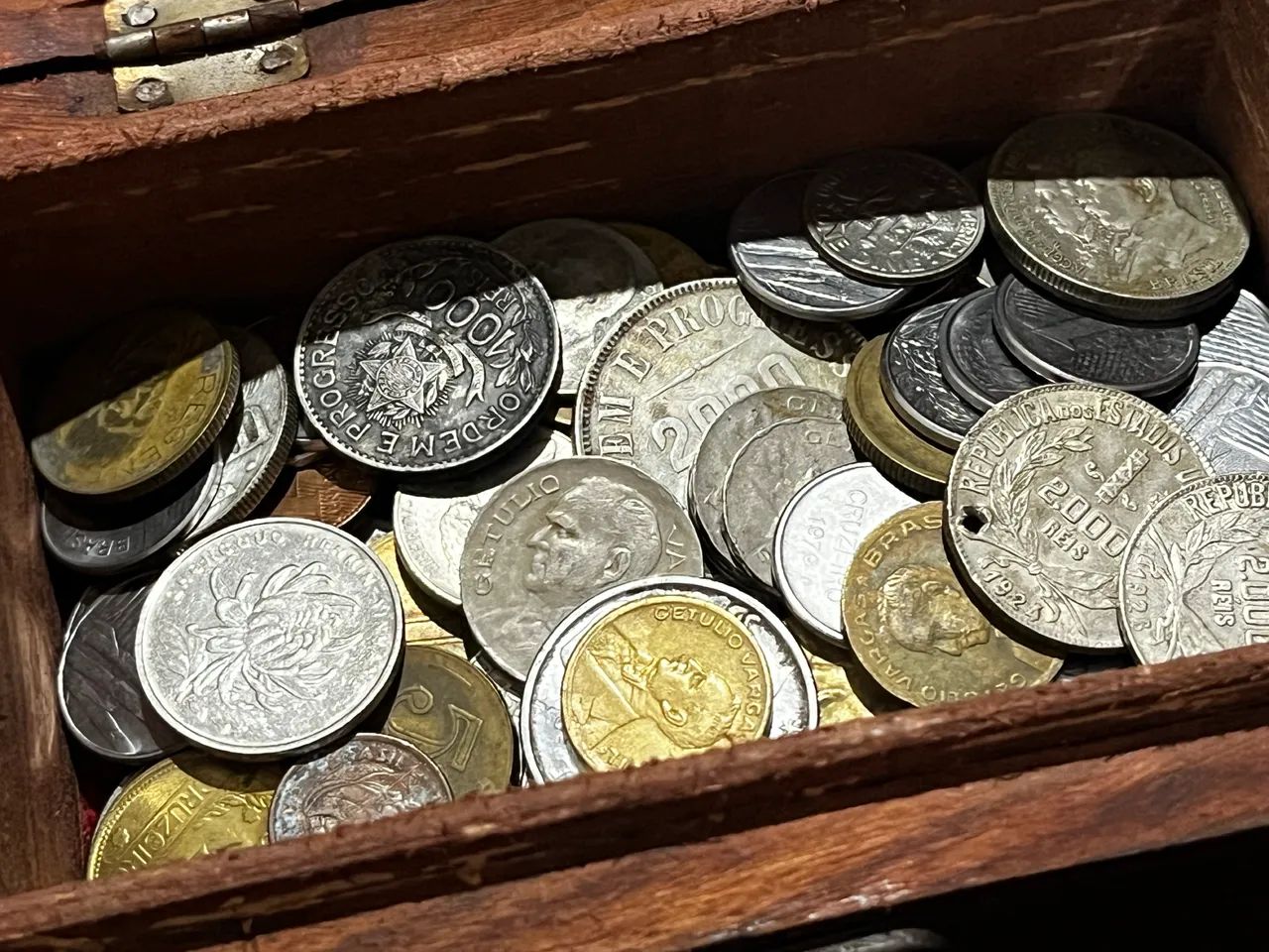 Mega Lote de Moedas + Baú de Madeira - Prata, Estrangeiras e Nacionais - Foto 5