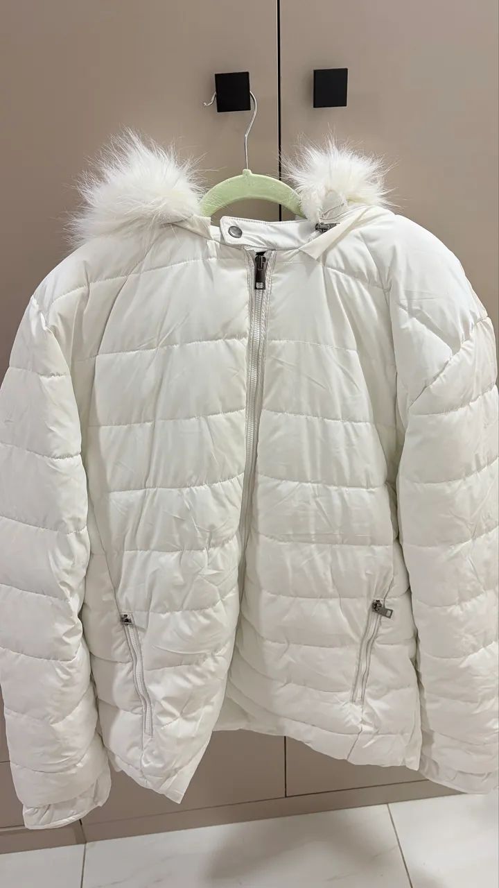 Jaqueta Puffer Branca com Capuz e Pelo ? Tam. GG, Usada 1x - Foto 2