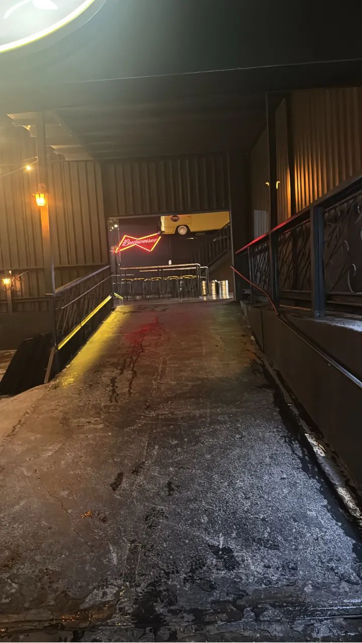 Vaga para atendente e barman