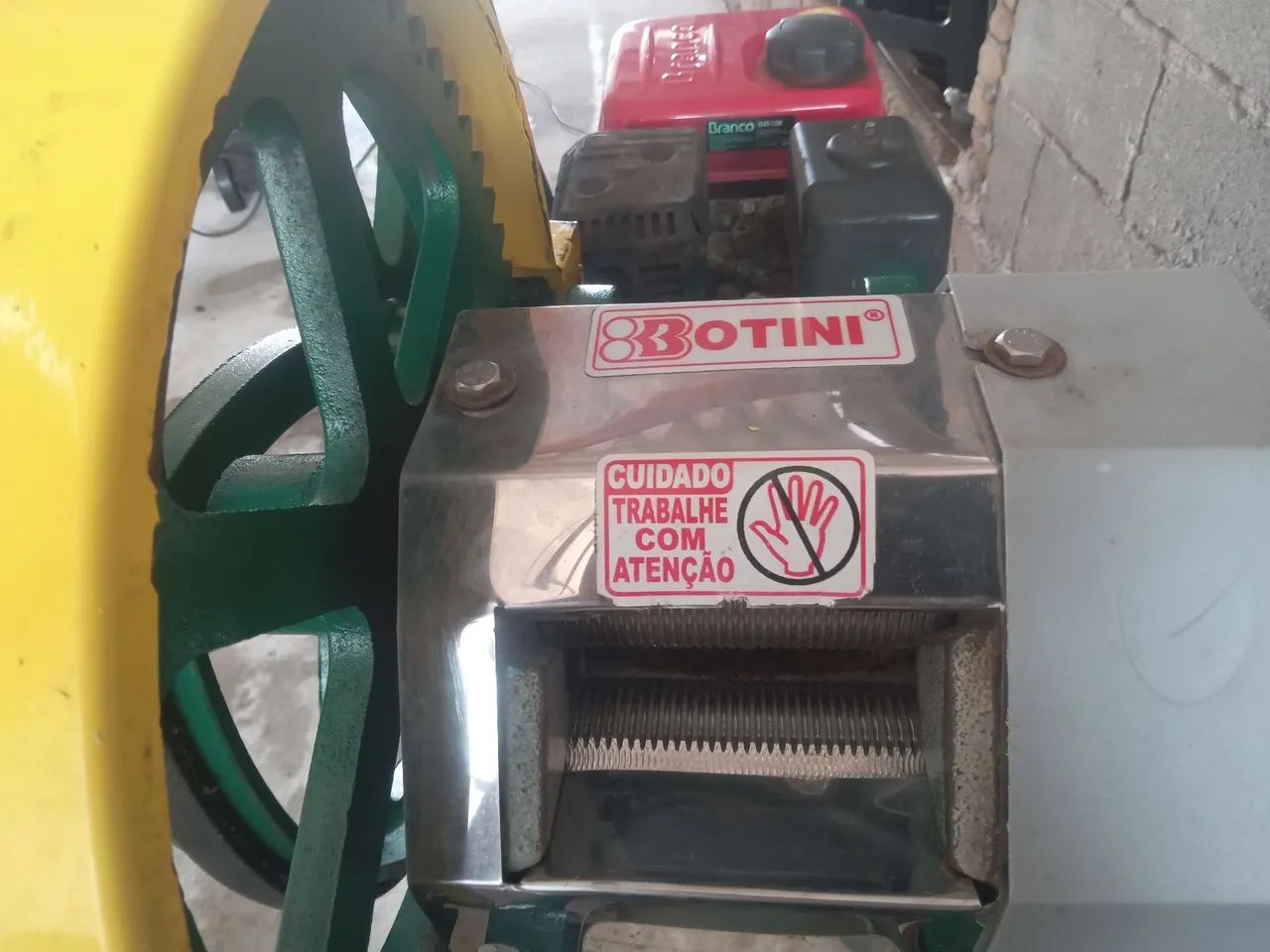 Vendo um engenho de cana  com motor gasolina 7.5 hp - Foto 5