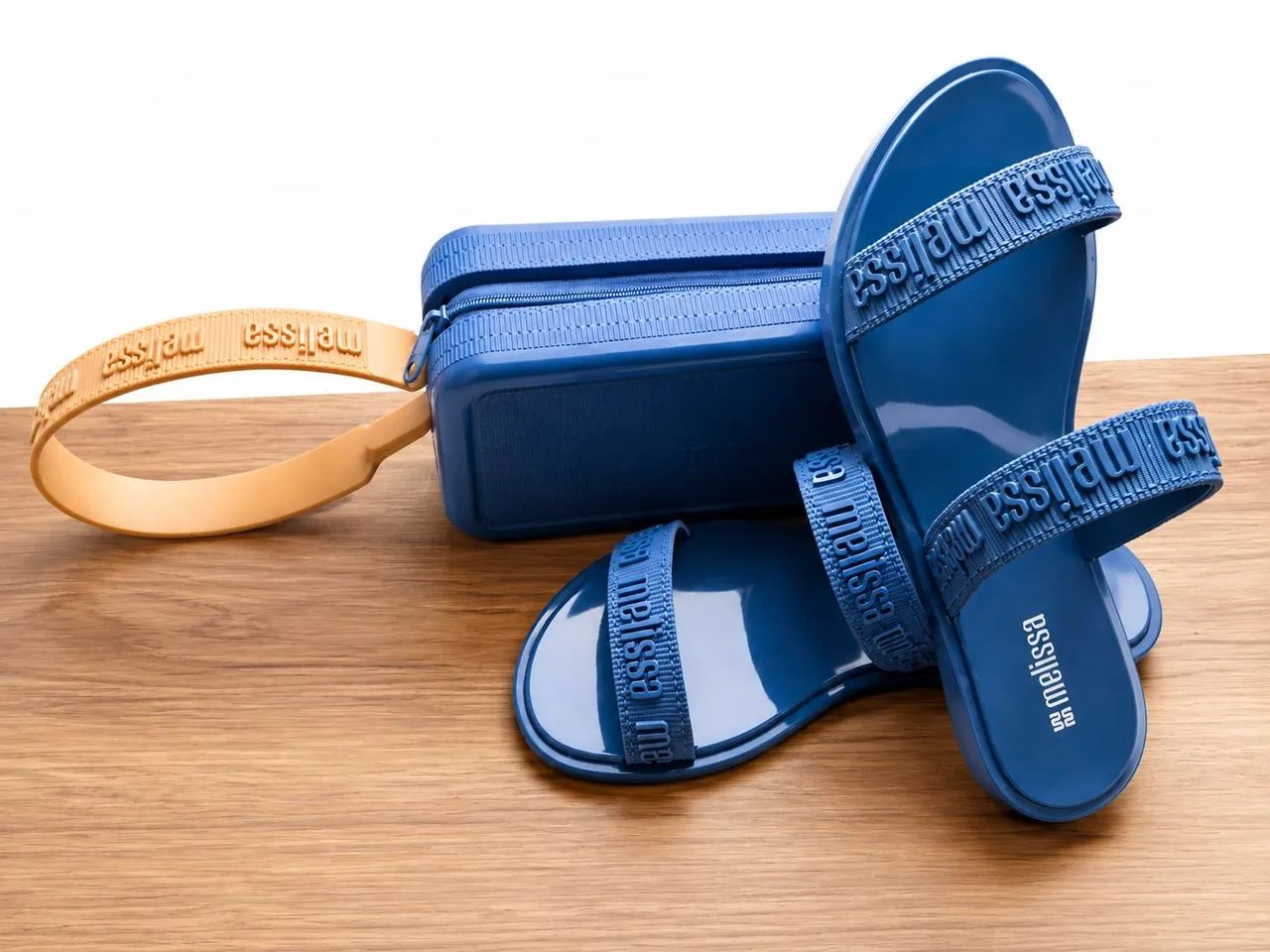melissinha semi-nova azul com bolsa e cheiro de chiclete.