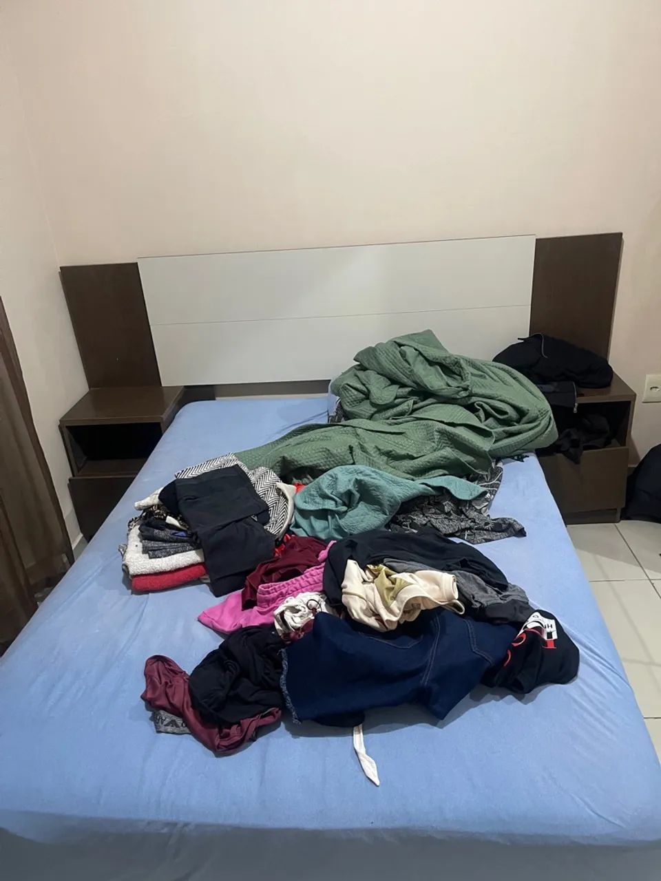 Box Bed with Headboard 15064985860196226120