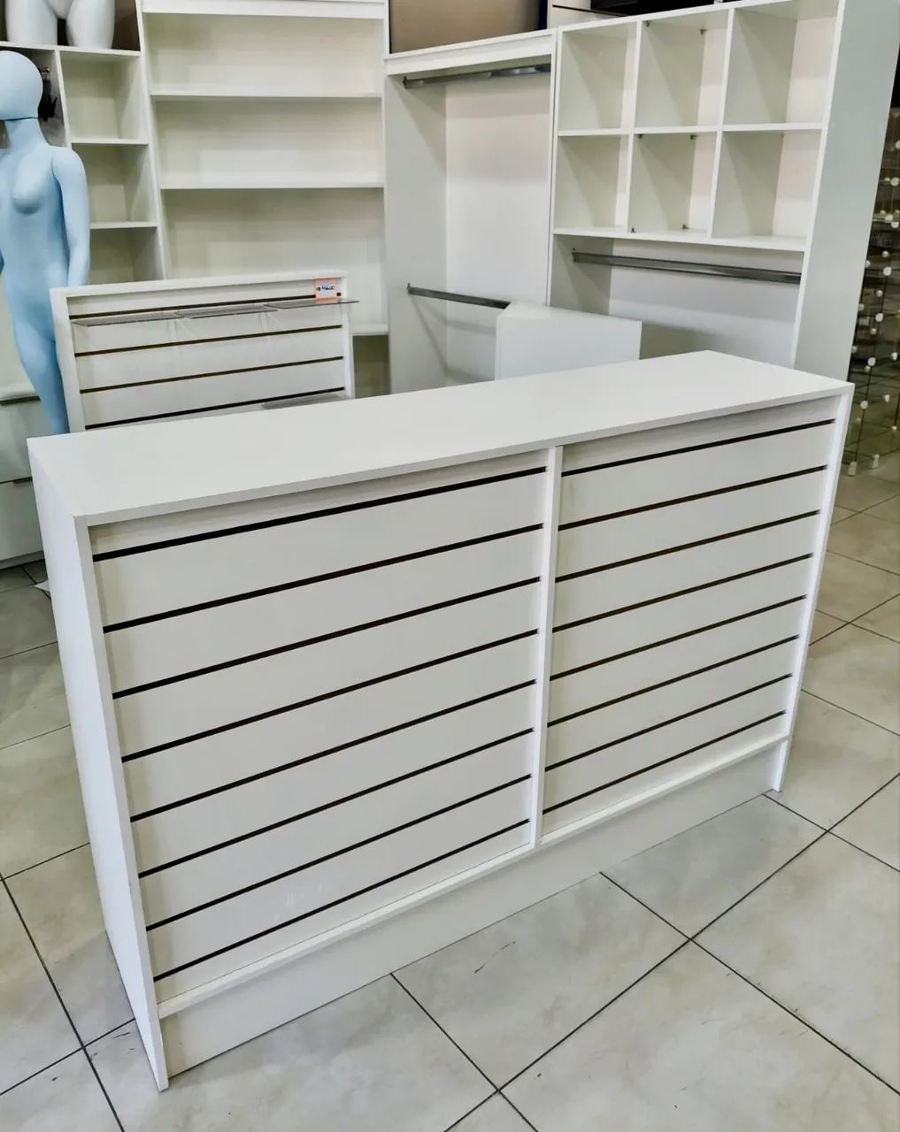Balcão com painel canaletado. 65704303380483122