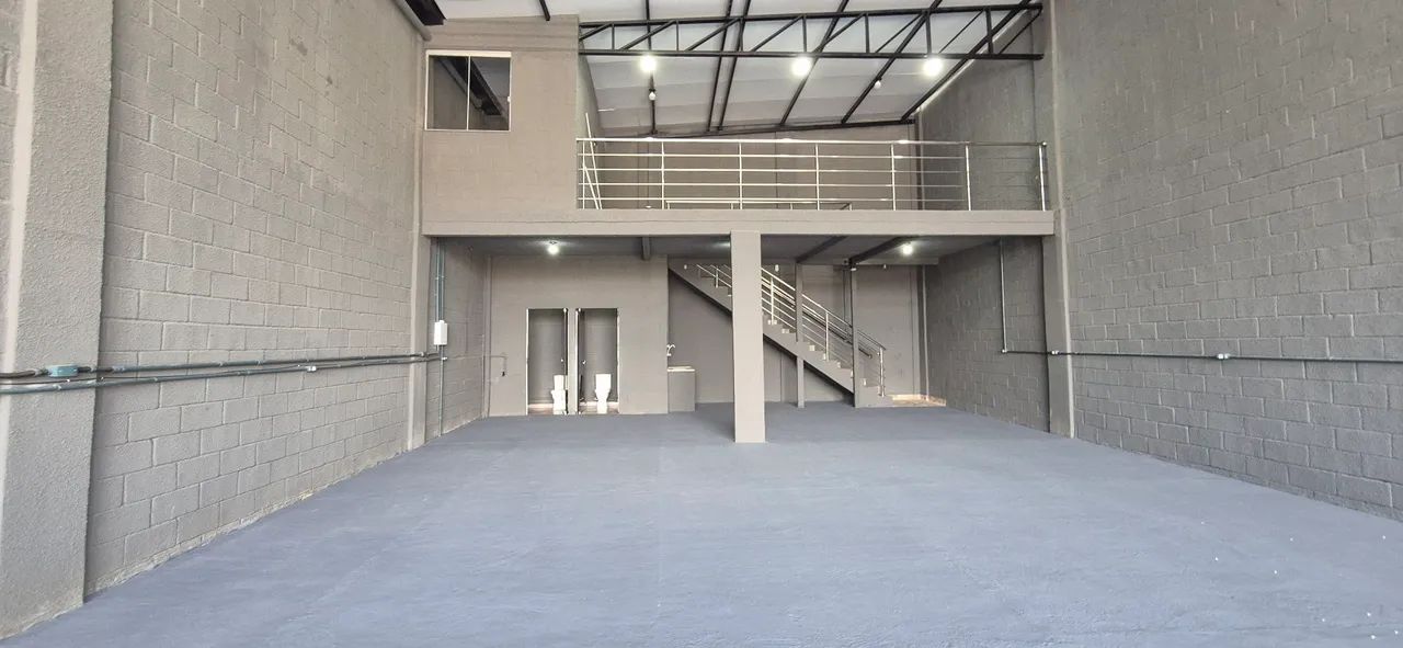 Aluga-se Galpão 200m² 