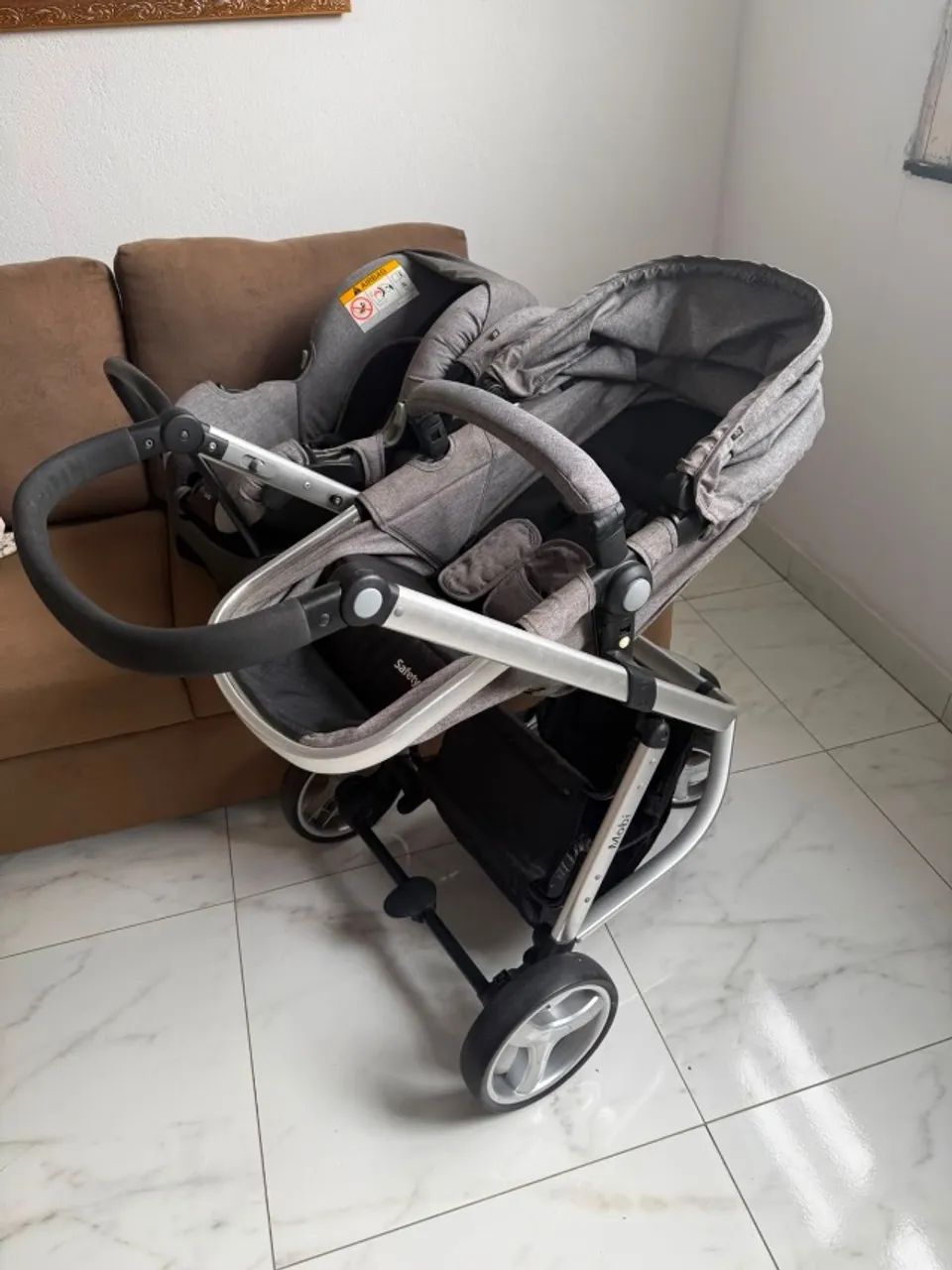Carrinho de bebê com bebê conforto Safety