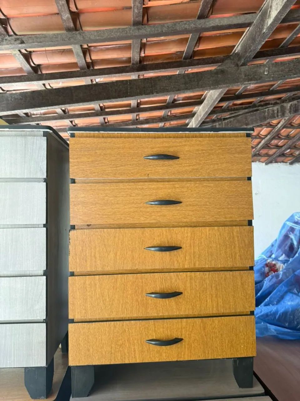 Cômoda roupeiro de 5 gavetas de madeira com MDF. - Foto 5