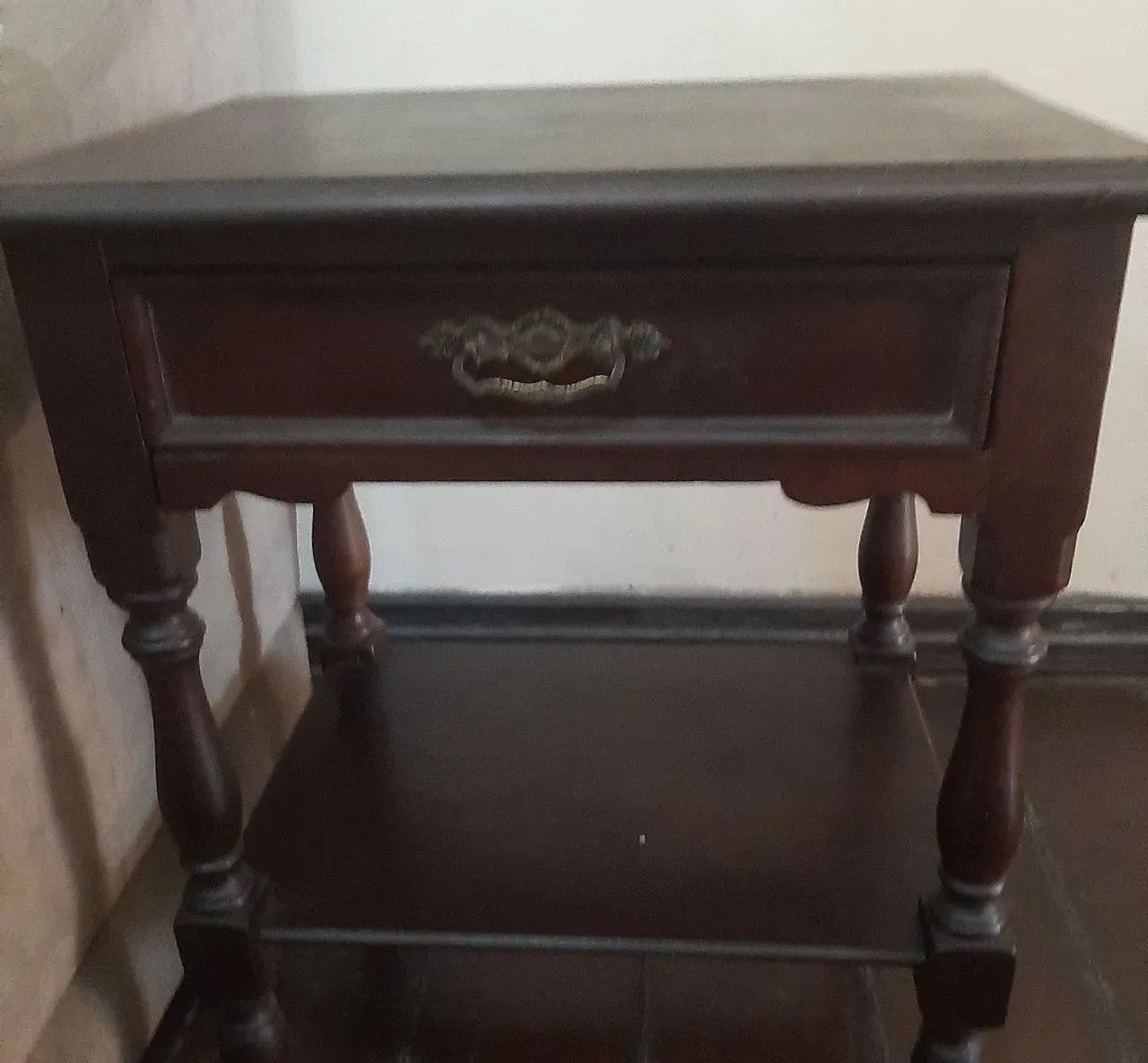 Mesinha de cabeceira antiga 