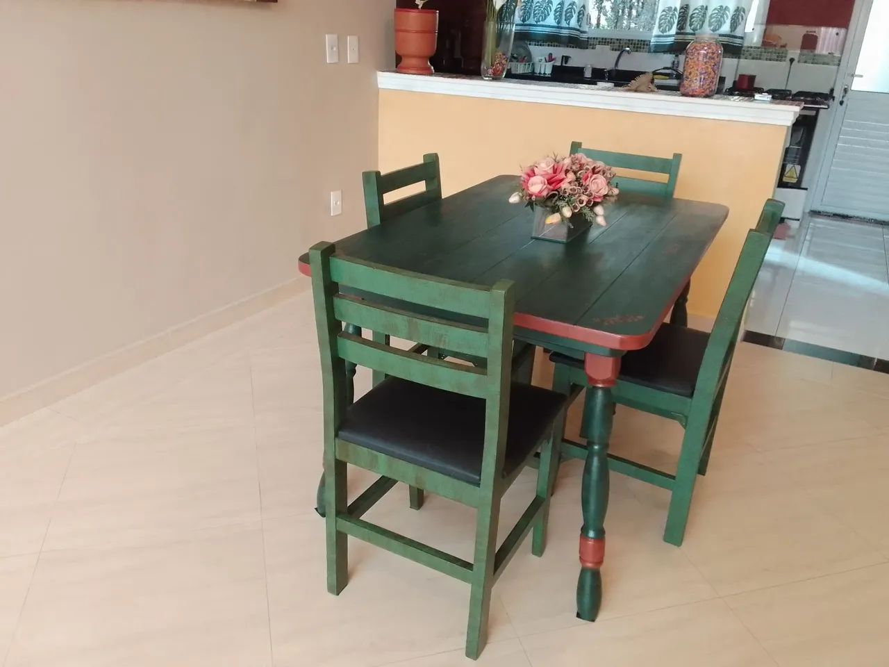 Mesa jantar colonial com 4 cadeiras conservadas - Foto 3