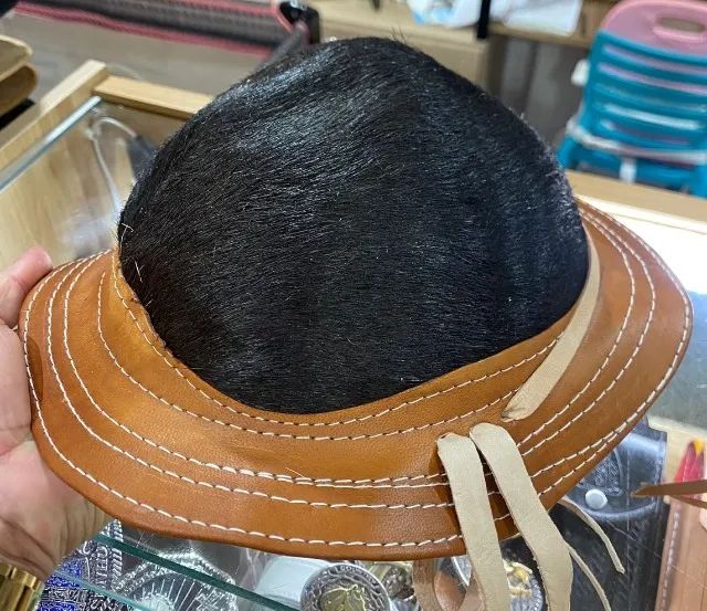 Chapéu de Couro com Pelo de Bode Estilo Vaqueiro Artesanal - Foto 3