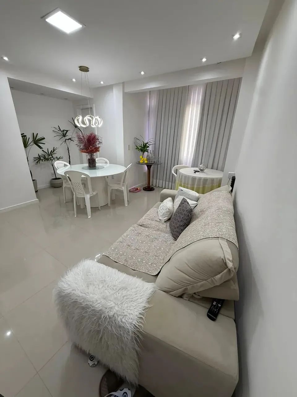 Apartamento a venda no Costa Azul com 2 suites e armarios