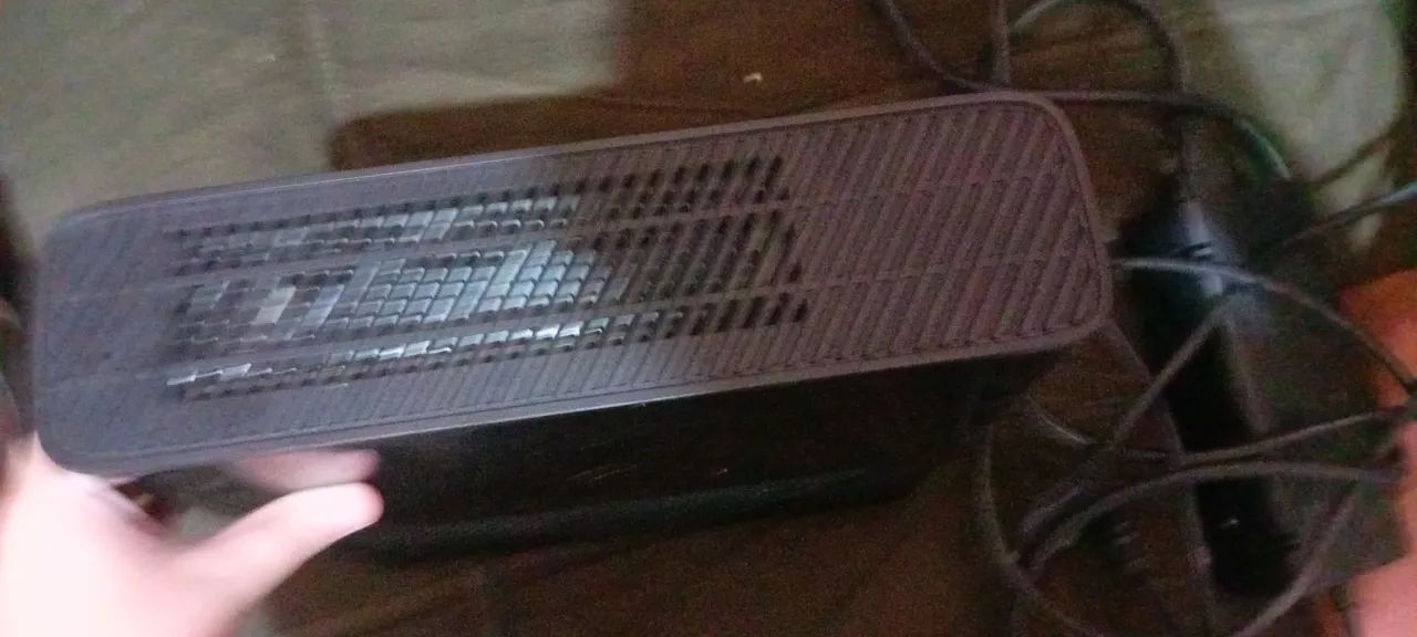XBOX 360E COM PEQUENOS DEFEITOS E SEM CONTROLE  - Foto 3