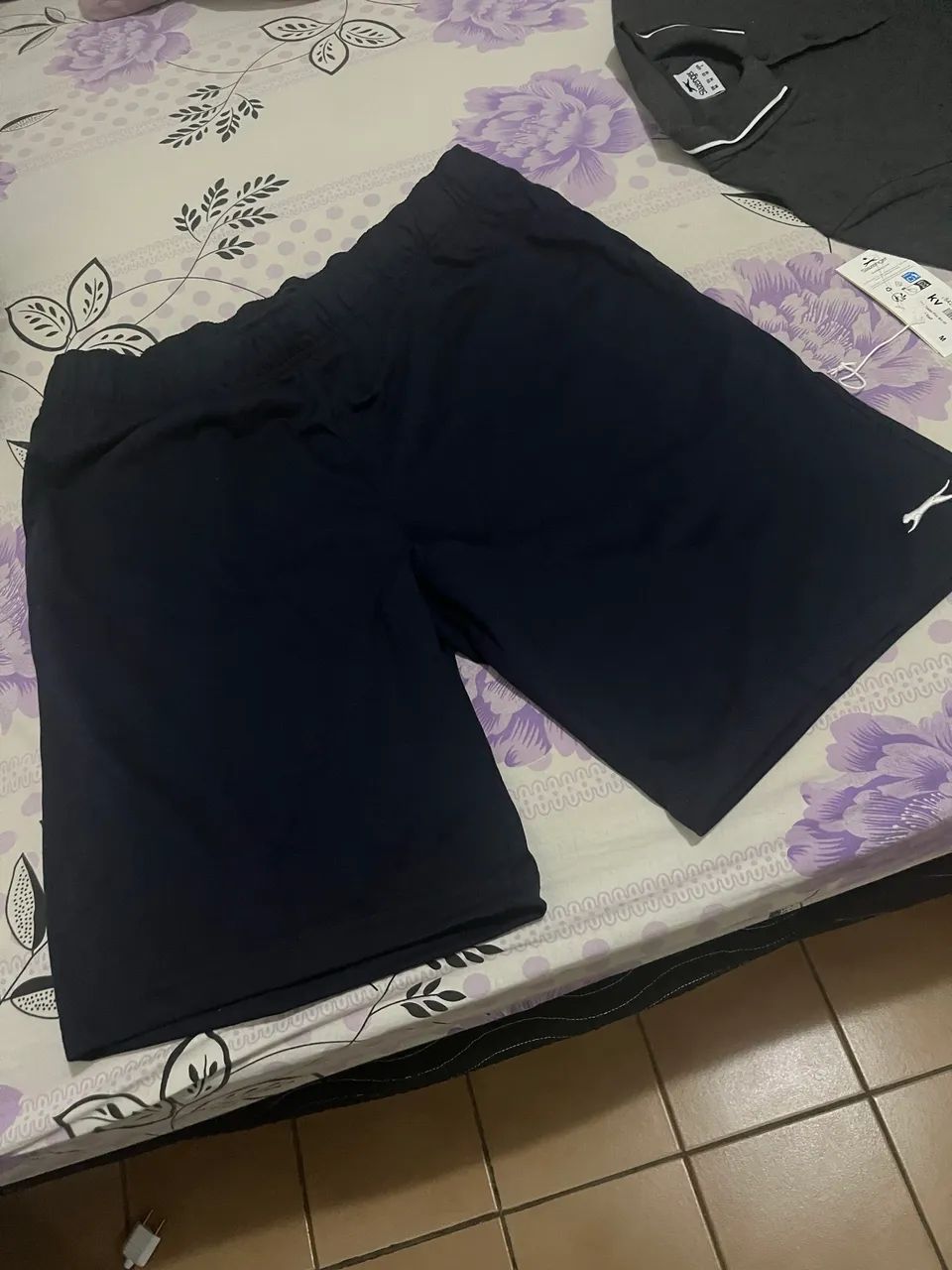 Bermuda e camisa comprada em Londres marca esportiva da Inglaterra 
