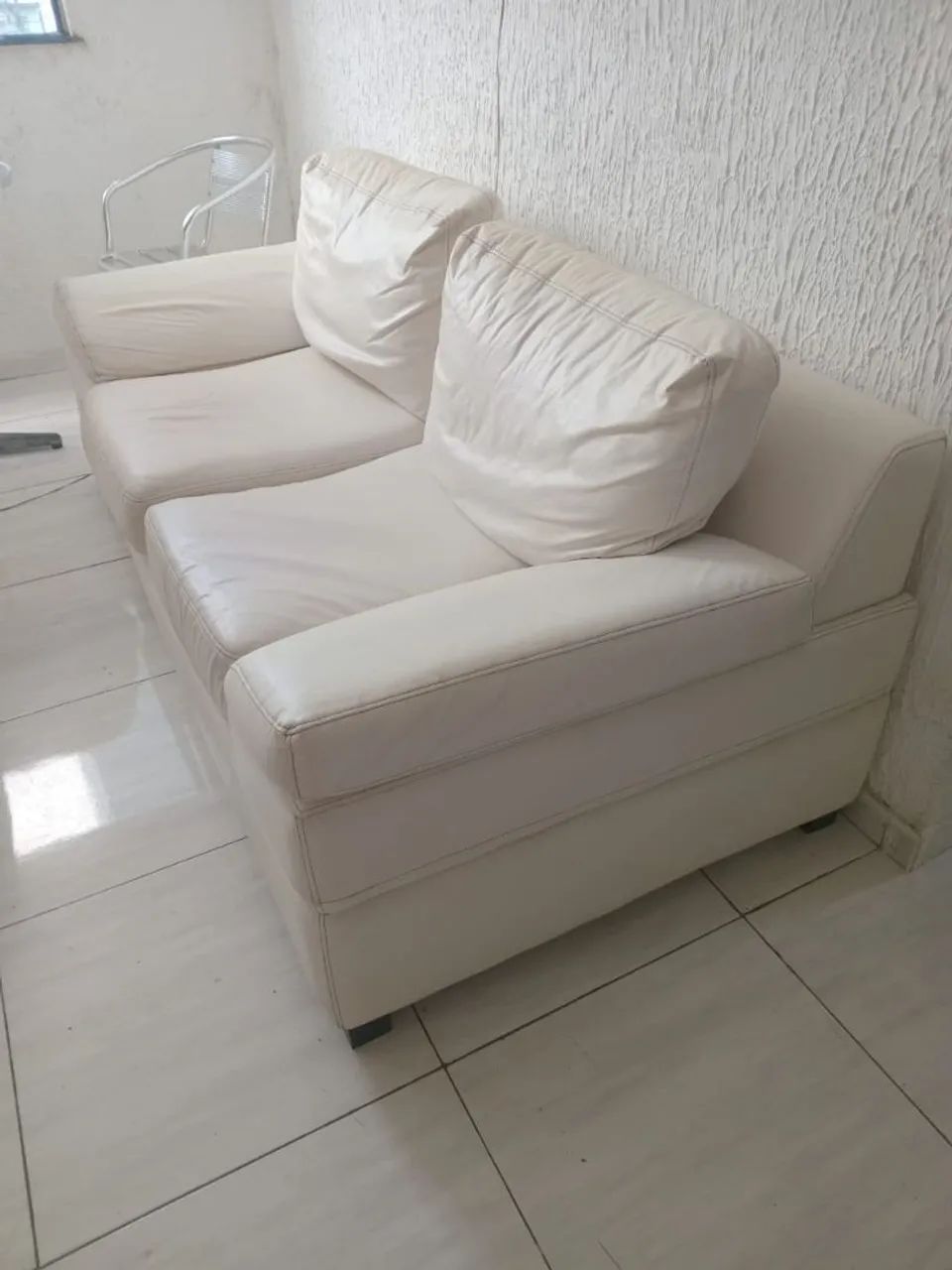 Sofá 3 lugares acompanha pufs  - Foto 3